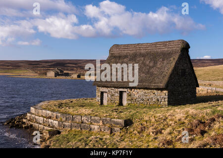 Wunderschöne, malerische Szene mit blauen Himmel über historische, restaurierte hohe Laithe Cruck Scheune - Banken von Grimwith Reservoir, Yorkshire Dales, England, UK. Stockfoto