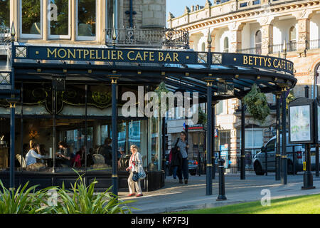 Die Außenseite des Betty's Cafe Kaffee Zimmer, beliebt, Cafe & Restaurant, Diners über Windows & Leute vorbei, Harrogate, North Yorkshire, England, UK. Stockfoto