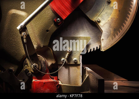 Verwendet Kreissäge auf schwarzem Hintergrund, Nahaufnahme von Details. Stockfoto