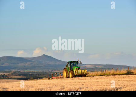 Pflügen einen Drei-tage-Feld am späten November Nachmittag mit Bennachie im Hintergrund Stockfoto