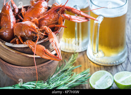Schale gekochte Flusskrebse mit zwei Becher Bier Stockfoto