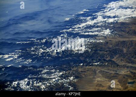 Tag Aussicht auf den Himalaya einschließlich Mt. Zwischen Nepal und Tibet Everest als von der Internationalen Raumstation im Erdorbit. Stockfoto