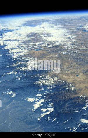 Tag Aussicht auf den Himalaya einschließlich Mt. Zwischen Nepal und Tibet Everest als von der Internationalen Raumstation im Erdorbit. Stockfoto