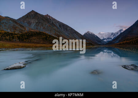 Blick vom See auf Akkem Belukha Berg in der Nähe der Platine zwischen Russland und Kasachstan während Goldener Herbst Stockfoto