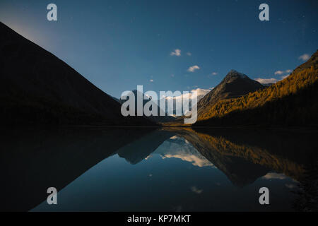 Blick vom See auf Akkem Belukha Berg in der Nähe der Platine zwischen Russland und Kasachstan während Goldener Herbst Stockfoto