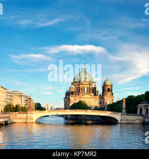 Am Nachmittag Blick auf den Berliner Dom über Spree, panorama bild mit schönen Wolken Stockfoto