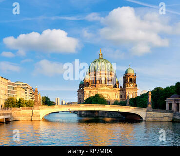 Am Nachmittag Blick auf den Berliner Dom über Spree, panorama bild mit schönen Wolken Stockfoto