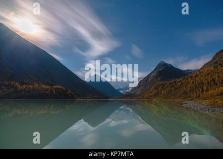 Blick vom See auf Akkem Belukha Berg in der Nähe der Platine zwischen Russland und Kasachstan während Goldener Herbst Stockfoto