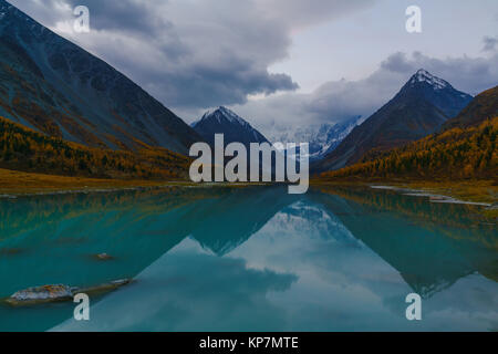 Blick vom See auf Akkem Belukha Berg in der Nähe der Platine zwischen Russland und Kasachstan während Goldener Herbst Stockfoto