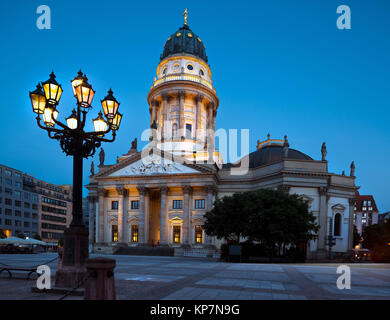 Berlin, Neue Kirche (Deutscher Dom oder Deutscher Dom) am Gendarmenmarkt am Abend Stockfoto