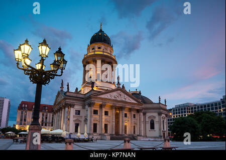 Neue Kirche (Deutscher Dom oder Deutscher Dom) am Gendarmenmarkt am Abend Stockfoto