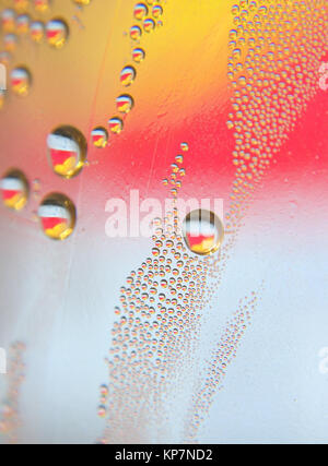 Tropfen Wasser auf den krummen Glas Stockfoto