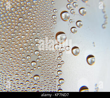 Tropfen Wasser auf den krummen Glas Stockfoto