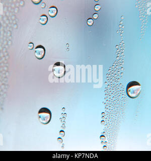 Tropfen Wasser auf den krummen Glas Stockfoto