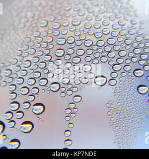 Tropfen Wasser auf den krummen Glas Stockfoto