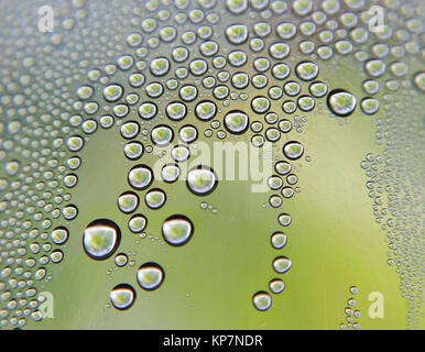 Tropfen Wasser auf den krummen Glas Stockfoto