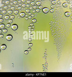 Tropfen Wasser auf den krummen Glas Stockfoto