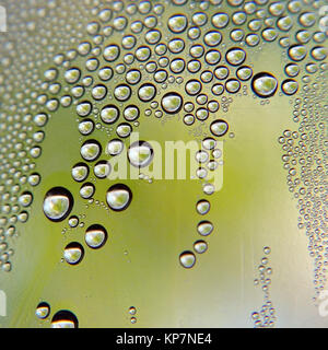 Tropfen Wasser auf den krummen Glas Stockfoto