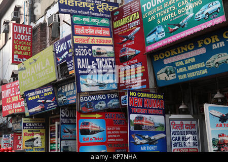 Anzeichen für Hotels und Reisebüros, die im Paharganj Viertel von Neu Delhi, Indien Stockfoto