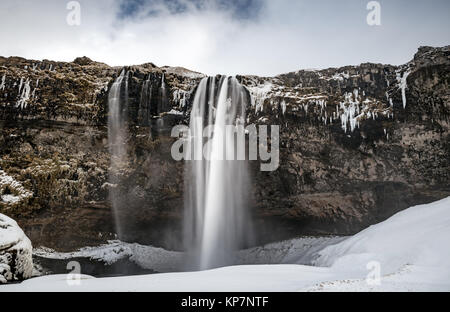 Schöne Landschaft mit Wasserfall Seljalandsfoss, in der südlichen Region des Island gelegen, tolle Winter Natur, Schönheit und Stärke der wilden Natur Stockfoto