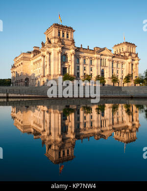 Der Reichstag (Bundestag) mit Reflexion in der Spree in den frühen Morgenstunden Stockfoto