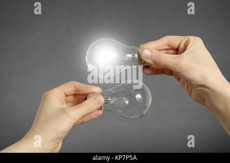 Entscheidung Konzept, Hände mit Glühlampen. Stockfoto