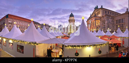 BERLIN, DEUTSCHLAND - 29 Dezember, 2016: Chtristmas Markt in Gandarmenmarkt in Berlin auf einen Sonnenuntergang. Diese famos Markt ist geöffnet bis Silvester, Weihnachten oder Stockfoto