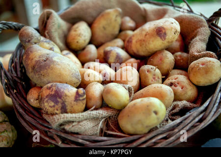 Kartoffeln in einem Korb Stockfoto