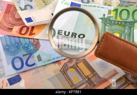 Beschriftung EURO durch ein Vergrößerungsglas Stockfoto