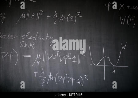Tafel mit Mathematikunterricht darauf geschrieben Stockfoto