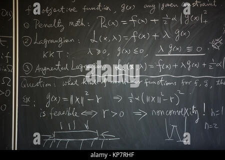 Tafel mit Mathematikunterricht darauf geschrieben Stockfoto