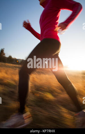 Junge Frau im freien laufen an einem schönen sonnigen Winter/Herbst Tag (Bewegung verschwommenes Bild) Stockfoto