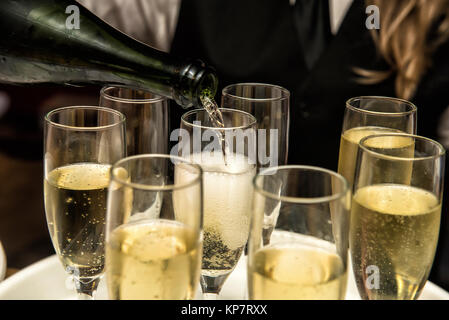 Champagner in Strömen Stockfoto
