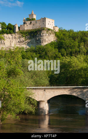 Zug Brücke über den Fluss und die Rudelsburg Burg im Frühjahr, Thüringen, Deutschland Stockfoto