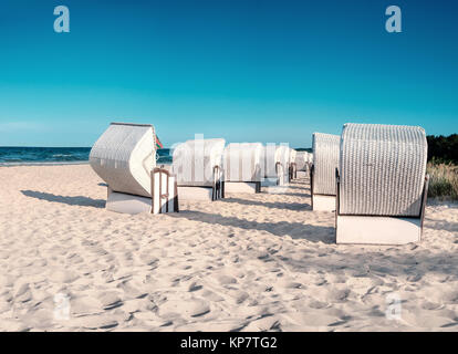 Sandstrand und traditionellen Holzmöbeln liegen auf der Insel Rügen, Norddeutschland, an der Küste der Ostsee. Panorama, ist dieses Bild geformt. Stockfoto