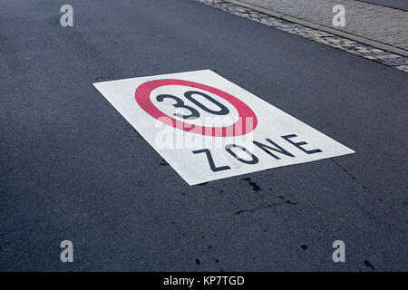 Schild für Tempo 30 Zone auf Asphalt Stockfoto