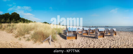 Sandstrand und traditionellen Holzmöbeln liegen auf der Insel Rügen, Norddeutschland, an der Küste der Ostsee Stockfoto