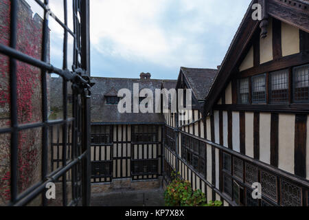 Hever Castle in der Nähe von Edenbridge, dem Sitz der Familie Boleyn, Kent, Vereinigtes Königreich Stockfoto