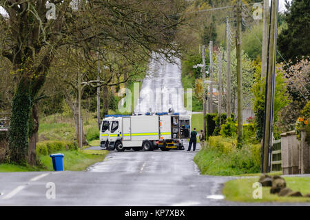 Crumlin, County Antrim - Armee ATOs genannt wurden mit einem verdächtigen Gerät gefunden auf der Straße draußen Largy Crumlin zu beschäftigen. Stockfoto