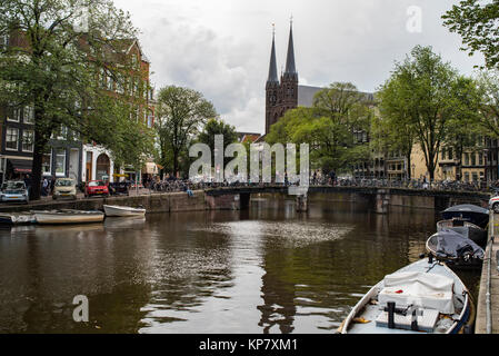 Horizontale Ansicht von De Krijberg Kirche mit Booten, Kanal und Brücke im Vordergrund. Stockfoto