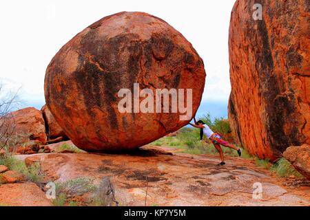 Mädchen, Australien, Philippinen, Asien, Devils Marbles Stockfoto