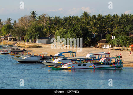 Sand Strand mit Boot, Bali Indonesien Stockfoto