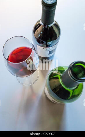 Tow Flaschen Cabernet Sauvignon Rotwein und eine Gießen in einem stammte aus Glas Stockfoto