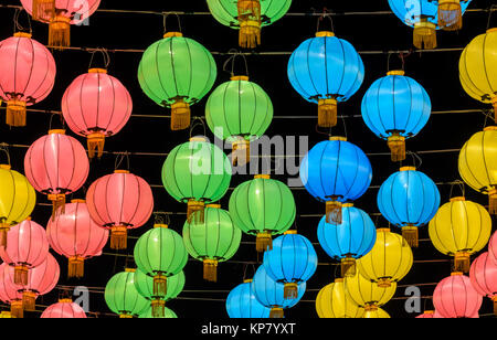 Bunte Chinesische Laterne leuchtet in der Nacht Stockfoto