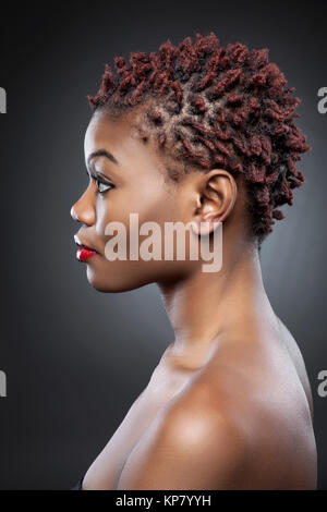 Schwarze Schönheit mit kurzen stacheligen Haare Stockfoto