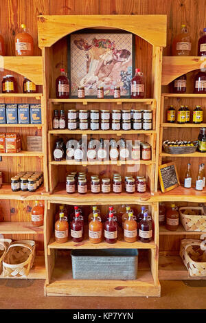 Land in den Regalen mit hausgemachter Marmelade, Apfelwein, Gelee und Honig in eine nette Anzeige in einem ländlichen Bauernhof store in ländlichen Alabama, USA. Stockfoto