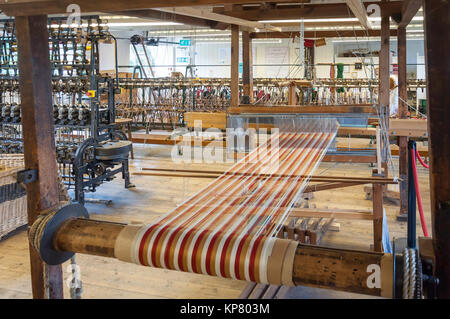 Silk Herstellung von Webstühlen und Ausrüstung in Whitchurch Silk Mill, Whitchurch, Hampshire, England, Vereinigtes Königreich Stockfoto