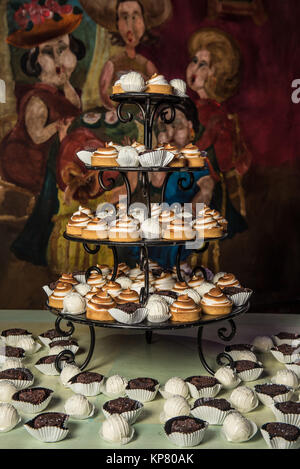 Hochzeit Cakeballs und Cupcakes Stockfoto
