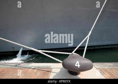 Bügeleisen Poller auf einen Hafen mit Seil gebunden Knoten Stockfoto