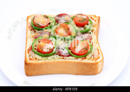 Hausgemachte Pizza Brot auf weißem Hintergrund Stockfoto